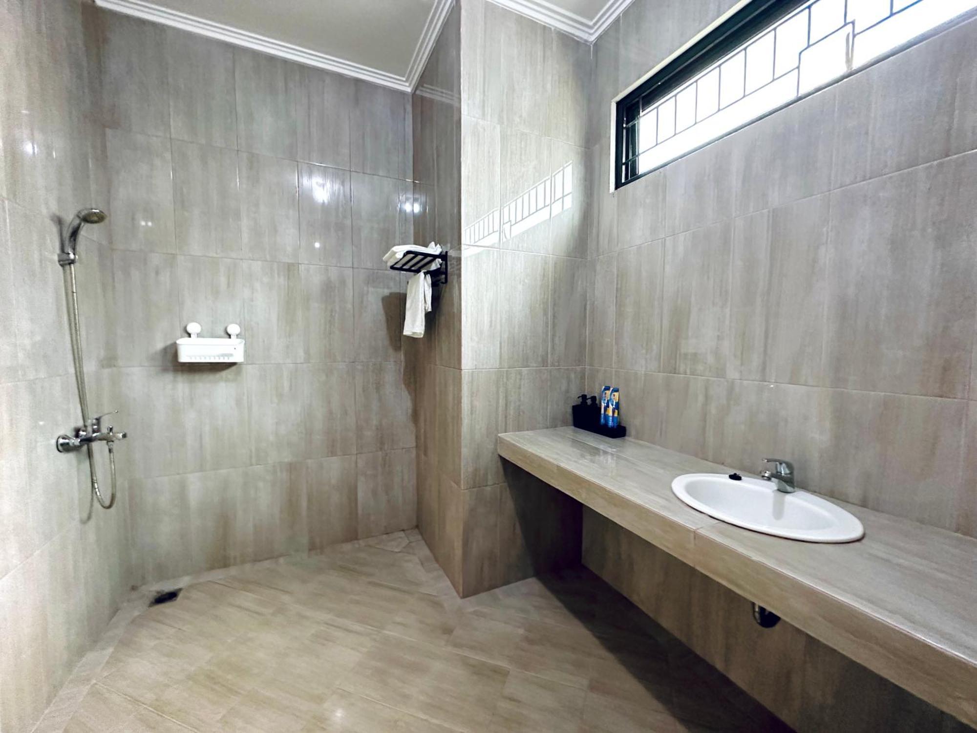 4-Bedroom Home In South Jakarta Nuansa Swadarma Residence By Le Ciel Hospitality Bilik gambar